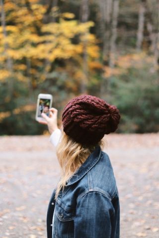 Meisje filmt zichzelf met mobiele telefoon